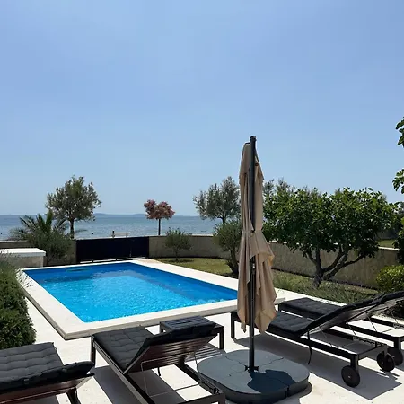Holiday House Laura Vir Exterior photo